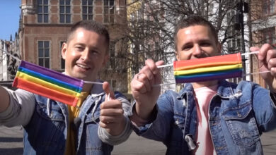 Homosexuálny pár rozdáva rúška