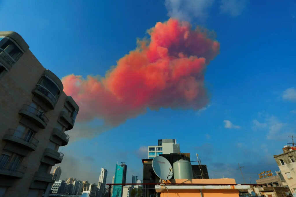 Oranžový dym po výbuchu v bejrútskom prístave, Foto: Gaby Maamary, Reuters